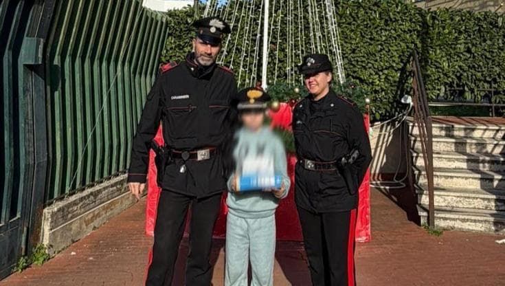 Bambino scomparso vendeva libri in strada per fare regalo alla sorella dopo la morte della madre