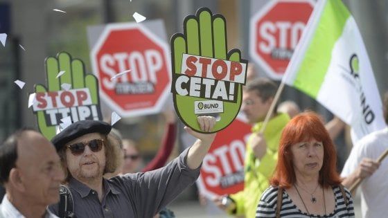 Ttip, la Francia vuole lo stop ai negoziati. Richiamo di Calenda: "Supportare la Commissione"