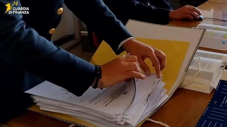 Barletta, arrestata curatrice fallimentare con il marito: sottratti 200mila euro. Indagata notaia