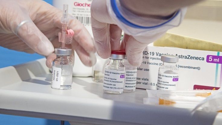 Coronavirus, il vaccino ferma i contagi nelle Rsa. Ma le dosi per gli anziani e i fragili costretti a casa non arrivano