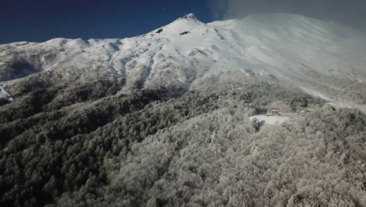Etna innevata: rifugi isolati e alberghi costretti a chiudere. Monta la protesta per la prevenzione inesistente