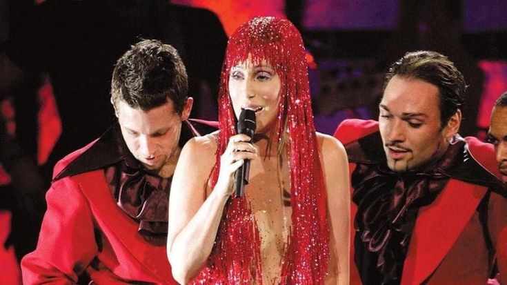 Cher: “Ero fragile, Sonny mi derubò. Ragazze, difendete il talento e non lasciatevi sottomettere”