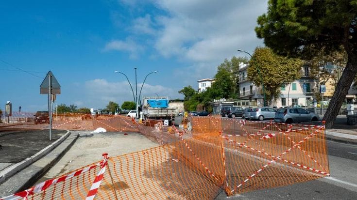 Napoli, Posillipo prigioniera di buche, voragini e strade transennate