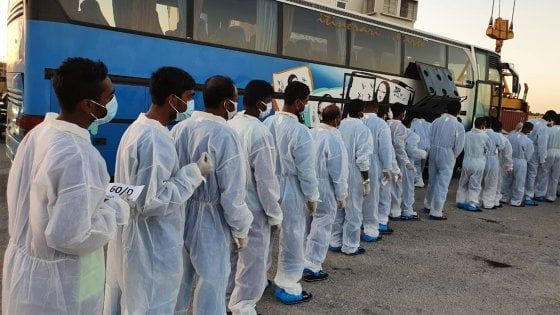 Migranti, la Mare Jonio sbarca a Pozzallo 67 persone. "Uomini, donne e bambini annegano nel silenzio"