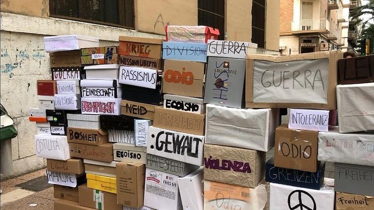 Muro di Berlino, flash mob a Foggia: i liceali abbattono odio e razzismo