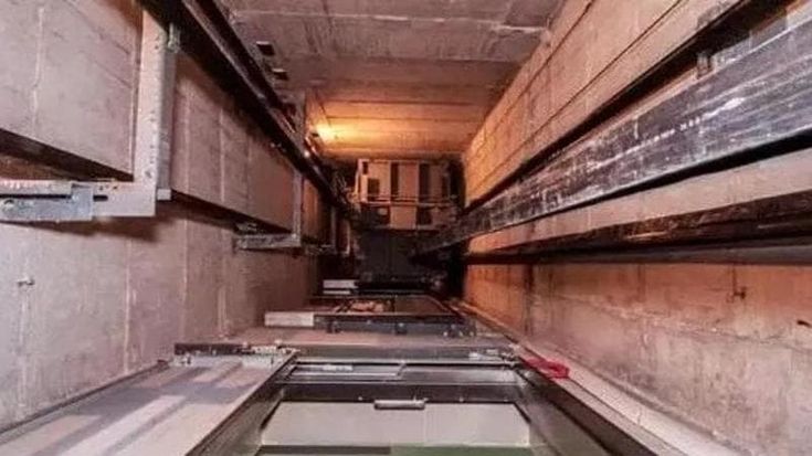 Precipita nel cantiere della casa acquistata da poco, donna rischia la paralisi