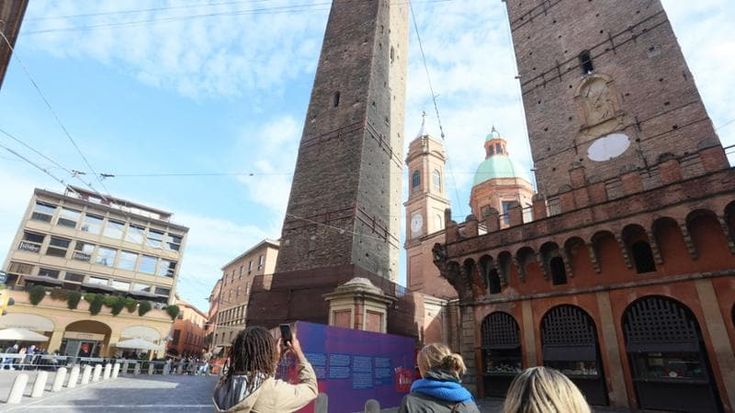 La Garisenda è grave. I tecnici: “Torre in forte pericolo, va puntellata subito”