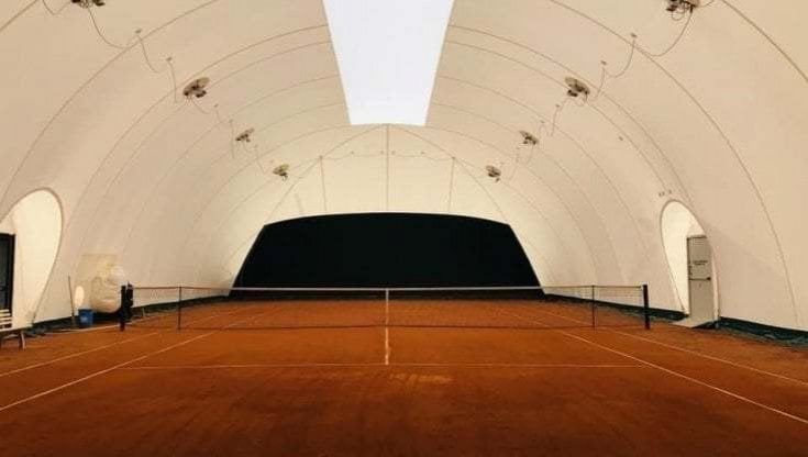 Malore sul campo da tennis, medico muore a 66 anni: inutili i soccorsi con il defibrillatore 