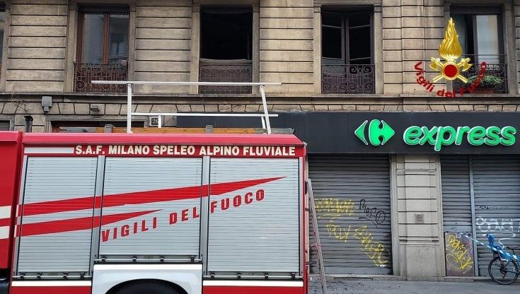 Milano, anziana di 90 anni uccisa con un colpo di ferro da stiro in testa. Fiamme nell'appartamento