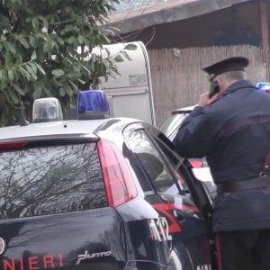 Torino, separato cosparge di benzina l'auto della moglie: arrestato