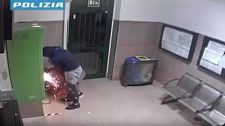 Furti e spaccate nelle biglietterie automatiche delle stazioni: 3 arresti, 300 mila euro di bottino