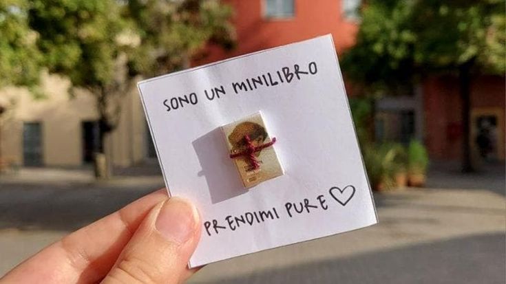 “Prendimi sono un mini-libro”, l’idea dell’editor Matilde Presotto: lascia in giro a Bologna volumetti di 2 centimetri per avvicinare alla lettura