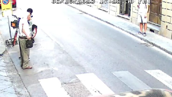 Firenze, picchia il pensionato 91enne per derubarlo: tanti assistono, nessuno interviene