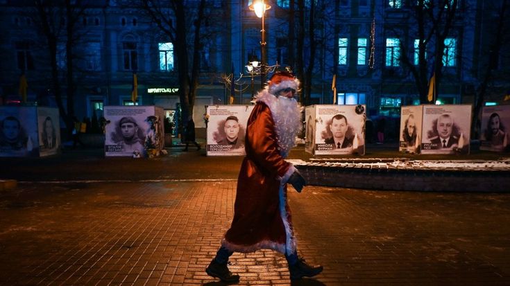 Dai soldati a Babbo Natale, l'Ucraina in 100 fotografie