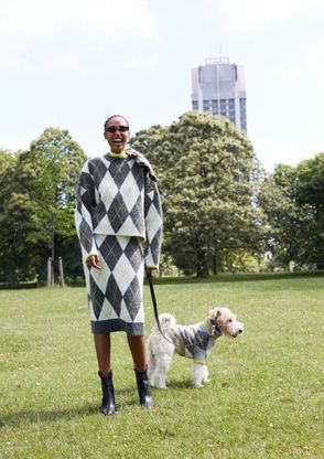 Poliestere riciclato, lana e cotone biologico: la collezione green di H&M e Pringle of Scotland per donne e... cani