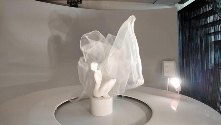 Design Week, un'opera d'arte racconta la miastenia gravis, la malattia invisibile come l'aria