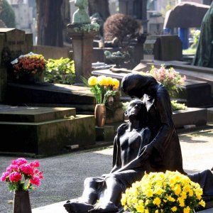 Festa dei morti, cimiteri affollati sotto la pioggia