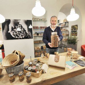 Naturale, salata, dolce: la nocciola della Langa "cresce" pure a Torino