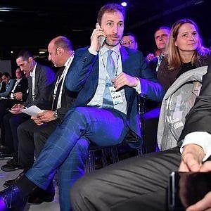 Samsung invita Casaleggio al Business summit, proteste sui social: "Boicottiamo i loro prodotti" 