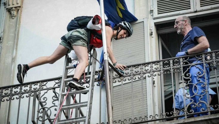 Crisi climatica, attiviste di Extinction Rebellion scalano il palazzo della Regione Piemonte. Denunciati in 28