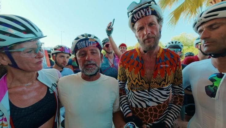 Jovanotti con Bettini e Bennati sulla sicurezza in bici: "In strada serve più rispetto e tolleranza"