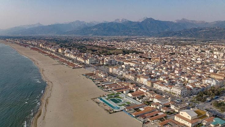 Viareggio, dopo il caso Telegram l'assessore Salemi presenta le dimissioni: la sindaca le respinge