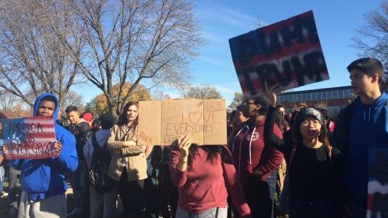 Iowa, studenti in piazza contro Trump: "Ci spaventa quello che potrà fare"