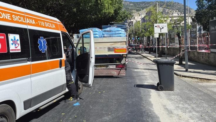 Incidente mortale in via Belgio a Palermo, ciclista finisce sotto un Tir