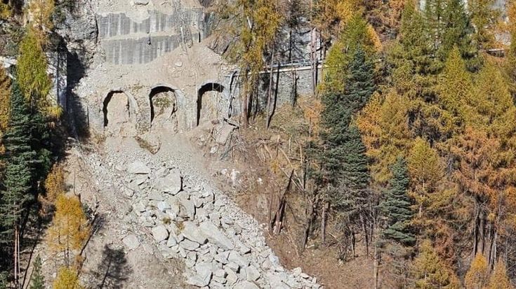 Valmalenco, si stacca una frana e invade la strada: frazioni isolate