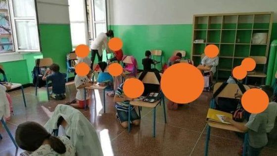 Scuola, a Genova i bambini in ginocchio usano le sedie come banchi