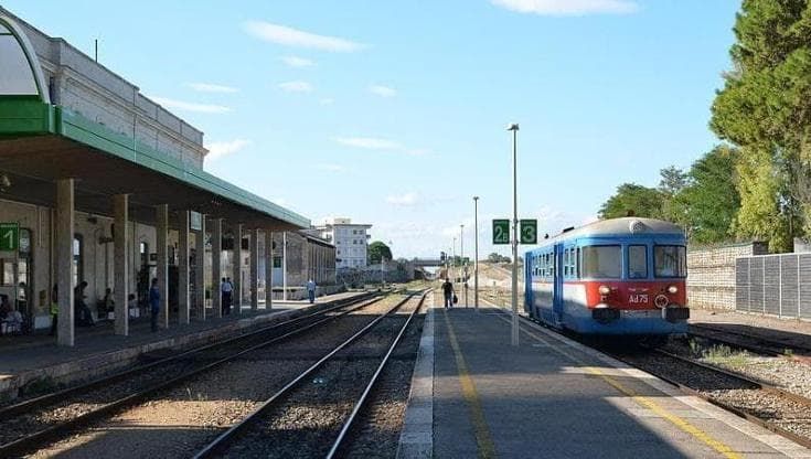Violentata a 14 anni in stazione, indagato ragazzino. “Il fidanzato non fu complice anche se era lì”