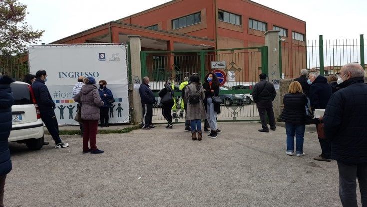 "In piedi per sei ore", così vaccinarsi a Sant'Antimo è diventato un incubo