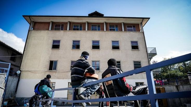 Il cardinale Repole tra i migranti, nel rifugio Massi di Oulx: “È un luogo di speranza”