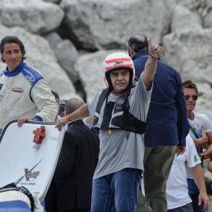 Maradona acclamato a Napoli: "Questa &egrave; casa mia, dove non volevano farmi tornare"