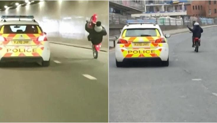 Motociclista impenna davanti alla polizia senza casco e deride gli agenti: esplode la polemica