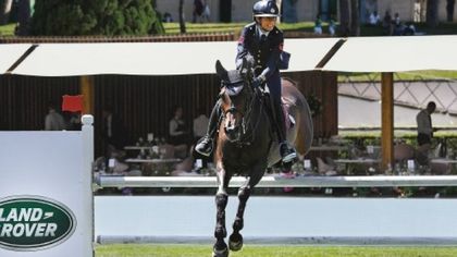 Land Rover sale a cavallo: show a Piazza di Siena