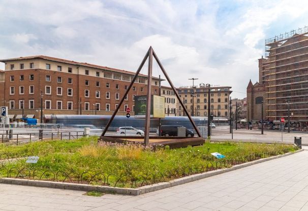Firenze, il simbolo del fuoco in piazza stazione: l'ultimo poliedro prima della mostra sulla botanica di Leonardo