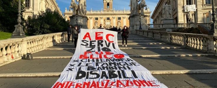 Roma, blitz degli educatori di sostegno in Campidoglio: "Il nostro lavoro è un bene comune"