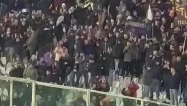Fiorentina-Inter, Edoardo Bove saluta i tifosi dopo la vittoria allo stadio Franchi