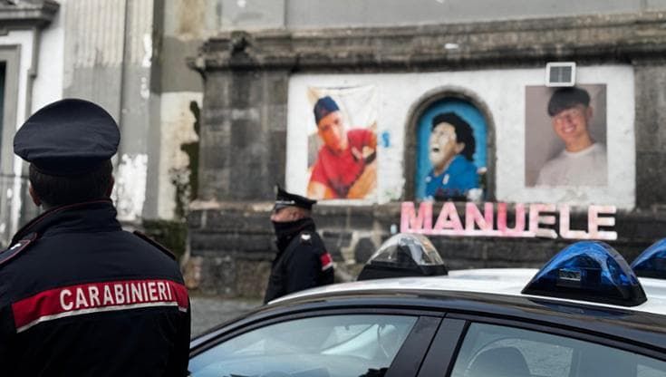 Camorra, armi nel rione Sanità: otto arresti. Rimosso altarino per il 15enne ucciso in un agguato