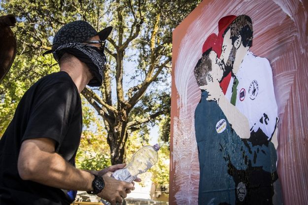 A Forte dei Marmi torna il murale con il bacio tra Salvini e Di Maio