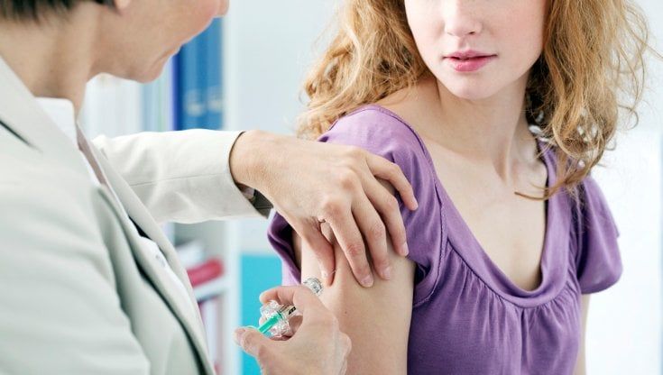 Vercelli, ragazza di 17 anni fa causa alla madre che le negava il vaccino. E la vince