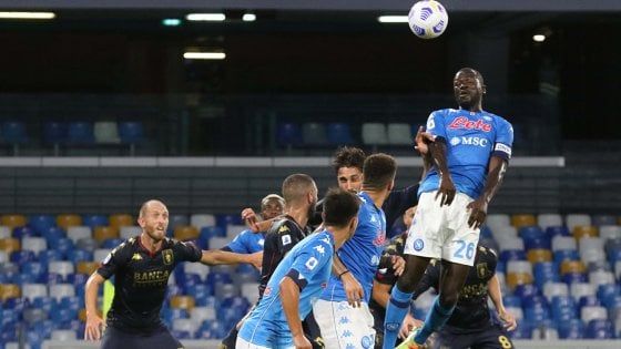 Napoli-Genoa, fermati anche gli arbitri. Spadafora: "Stop al campionato? Non ci sono le condizioni"