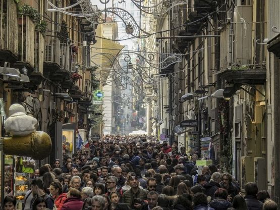 Folla nel centro storico per la domenica dei musei