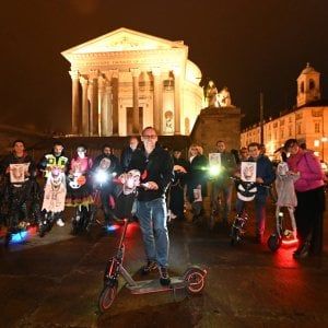 Torino, sit-in di protesta con i monopattini: "Costretti a tornare a inquinare con l'auto"