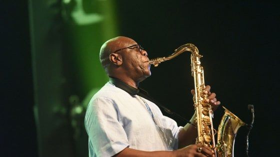 Manu Dibango morto per coronavirus: addio "Papy Groove", leggenda dell'afro-jazz