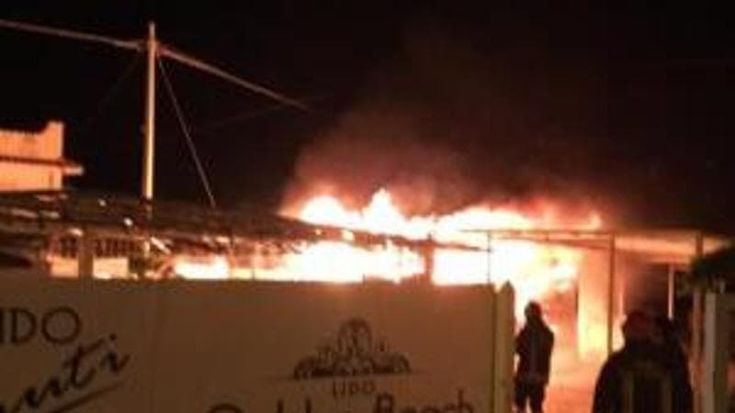 Si ribellò e gli incendiarono il lido: “Ma non mi sento un eroe, l’ho fatto per la mia famiglia”