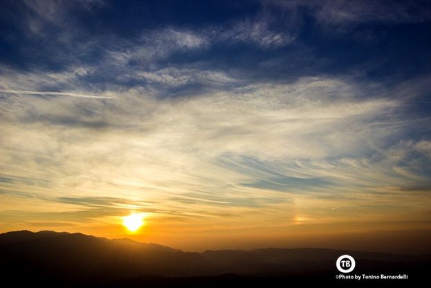 Magia tramonto, il sole doppio fotografato a nord e a sud