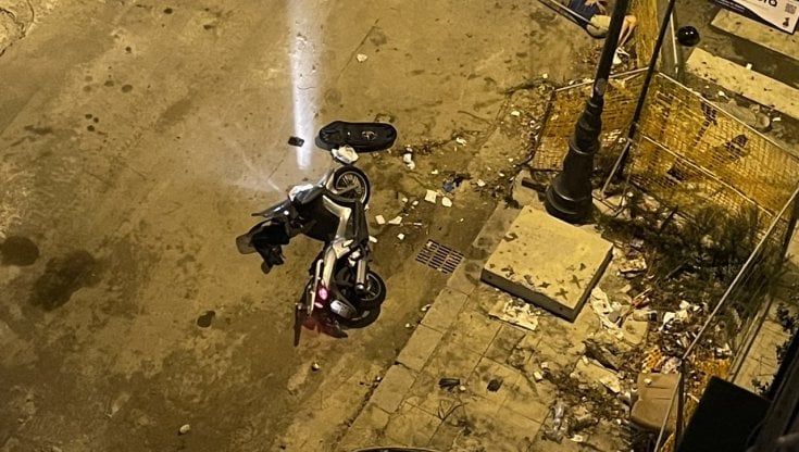 Sfonda la recinzione del cantiere stradale, scooterista in ospedale in codice rosso
