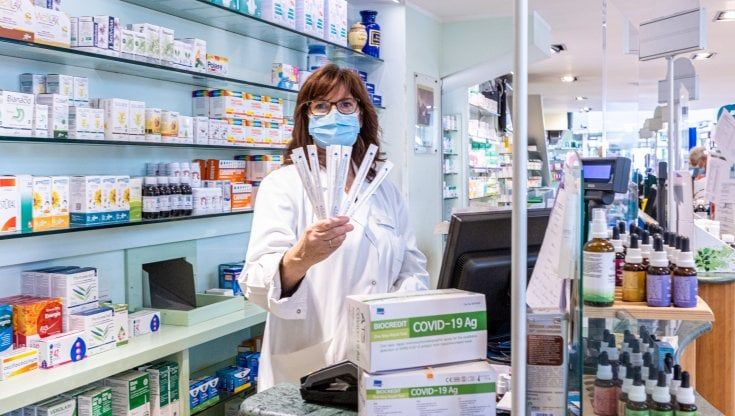 Farmacie prese d’assalto in Toscana per fare un tampone che fa salire su treni e aerei